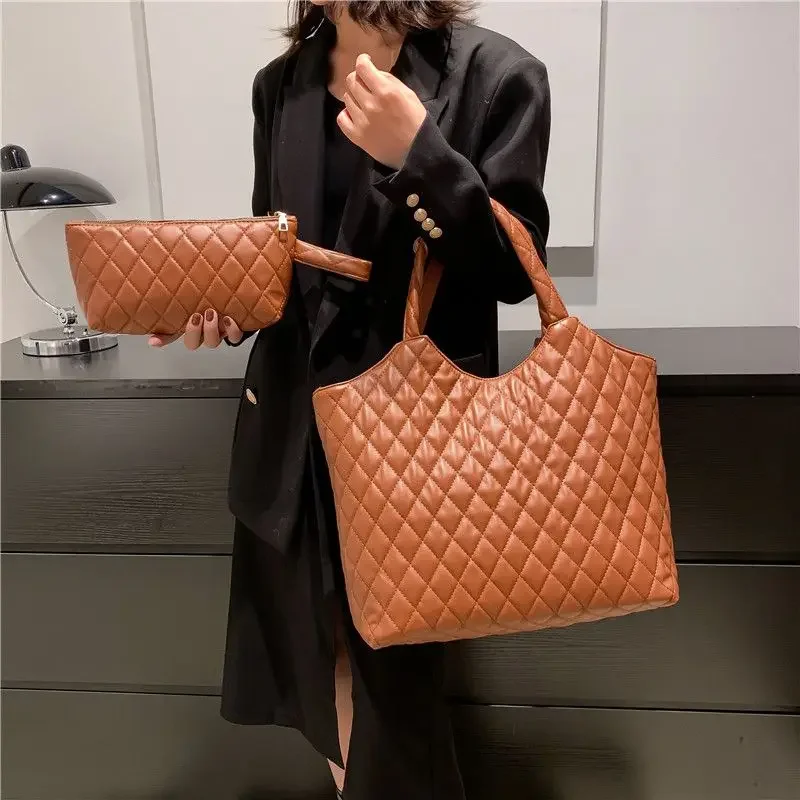 Large Capacity Linggetote Handbag for Women in 2024 New Black Shoulder Bag Fashionable Commuting Letter Handheld Underarm Bag