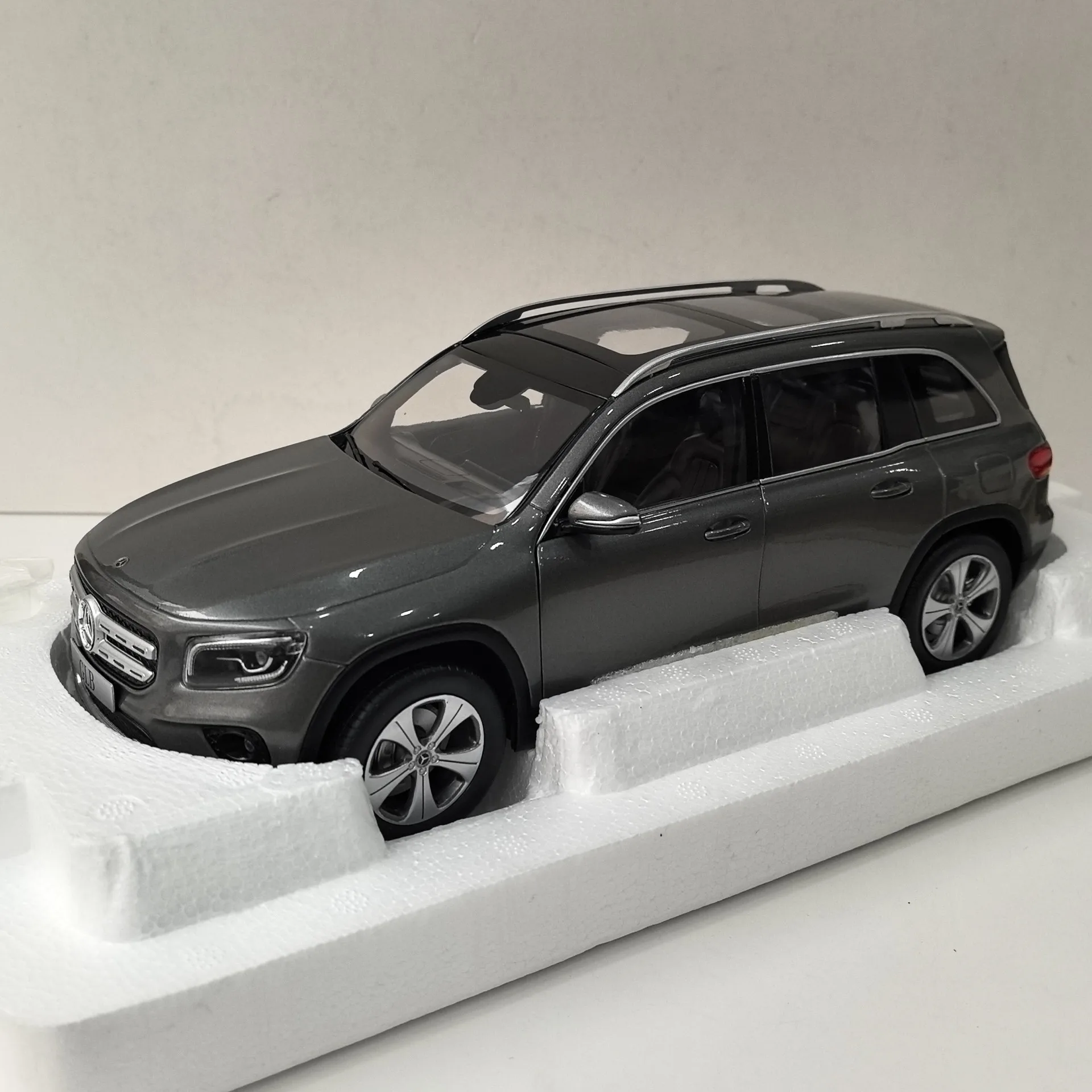 

Diecast BENZ-Benz X247 GLB 2019 1:18 Scale Only Left and Right Front Wheel Steering Alloy Car Model Collectible Toy Gift