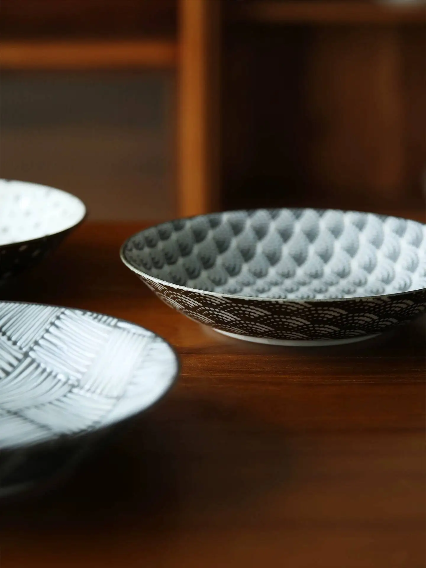 In Stock Japanese Imported Mino Ware Black And White Minimalist Ceramic Deep Round Dish For Home Use Ins Style Large Flat Plate