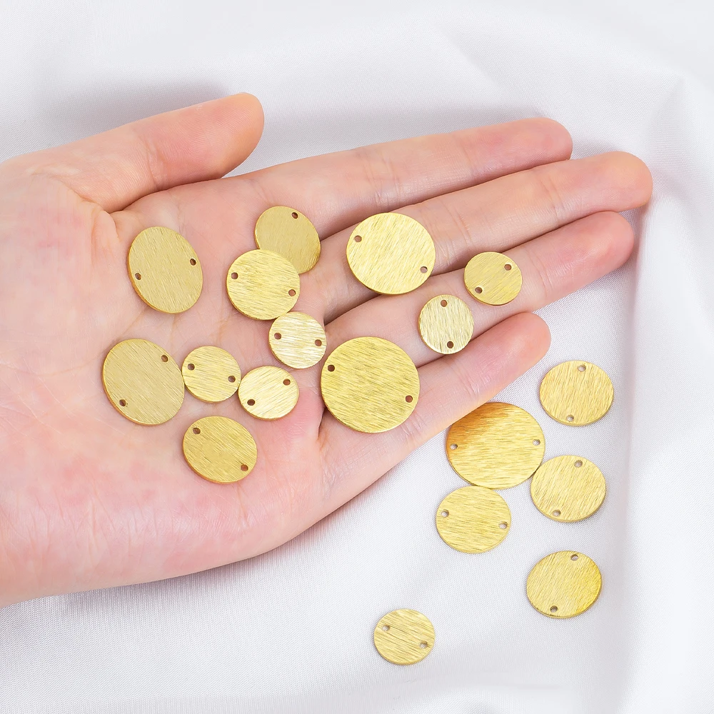 10개 듀얼 홀 브러시드 텍스처 라운드 구리 시트 DIY 맞춤형 펜던트 목걸이 장신구 의류 장식 공예품