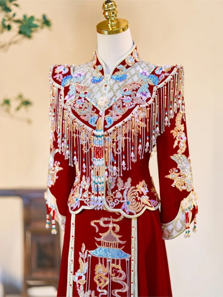 The bride's wedding dress is velvet a Chinese-style gown and