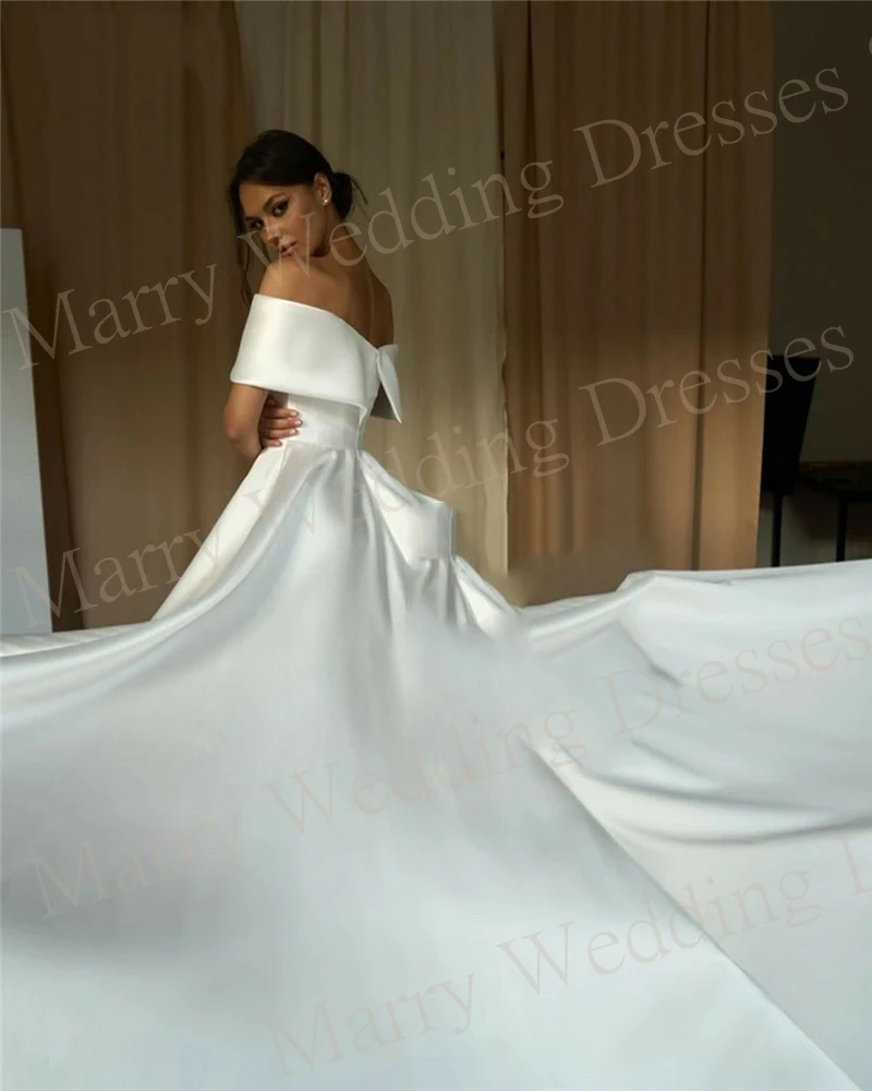 Robe de Mariée en Satin Élégante et Simple pour Femme, Ligne A, Froncée, Dos aux, Quelle que soit la Mariée, Col Bateau, Éducative