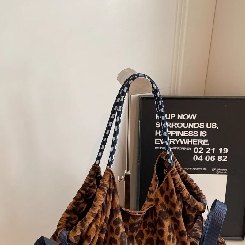 Übergroße Umhängetaschen mit Leopardenmuster für Damen, verformbar, VELOUR, große Kapazität, Einkaufstaschen, 2025, Winter, neue Luxus-Handtaschen – Detail 17