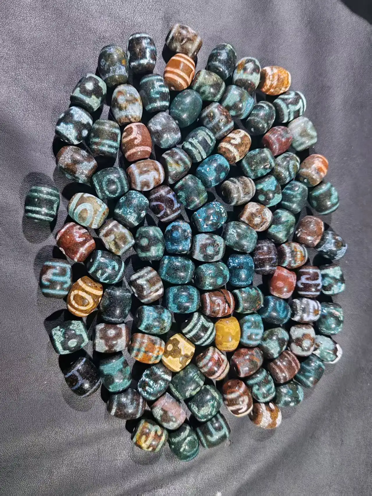 

1bag/lot Xiangxiong cinnabar Tianzhu Daluo Dallas beads Weathered patterns 20*16㎜ Raw ore old material Tibetan ethnic style