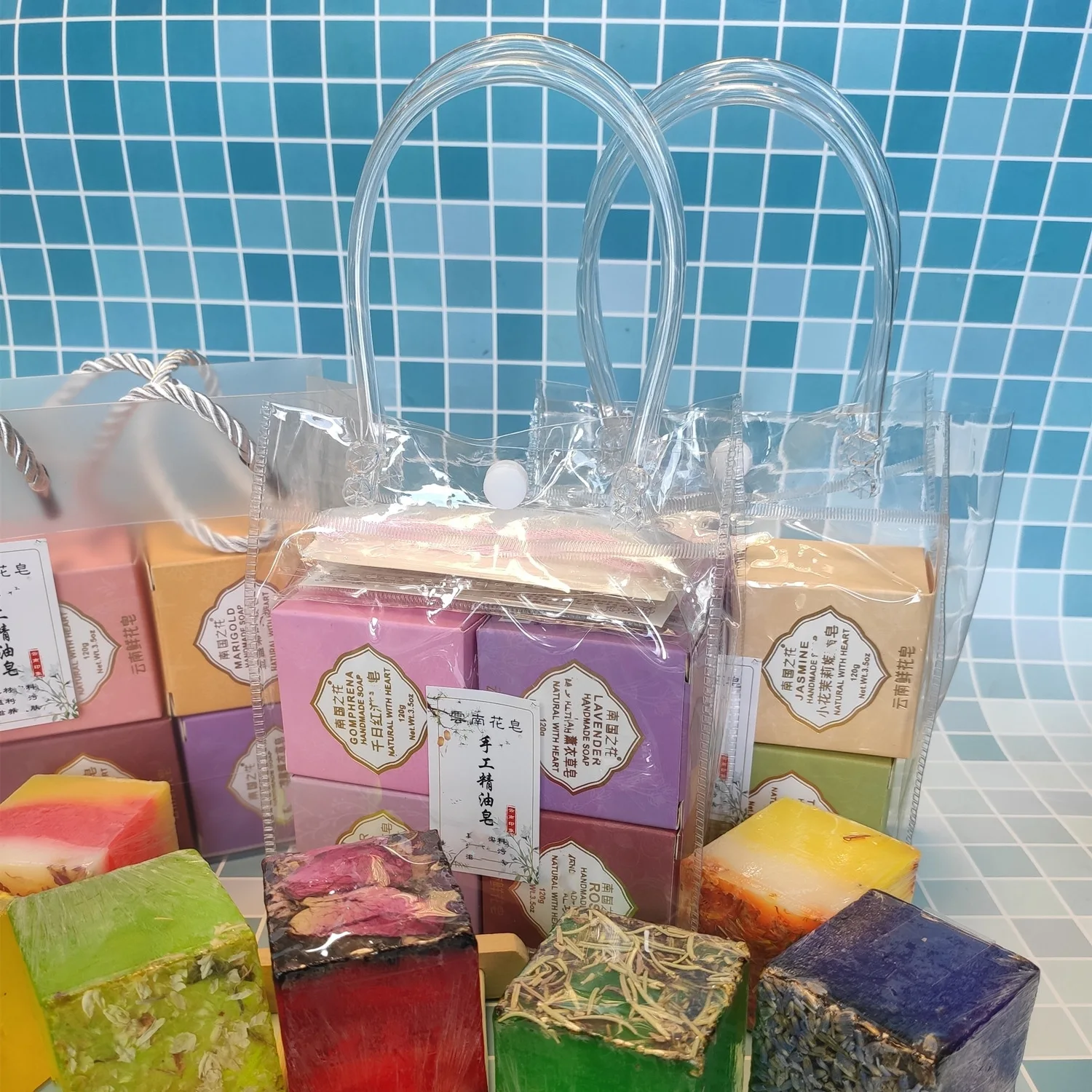 set-regalo-di-saponi-artigianali-all'olio-essenziale-con-borsa-e-rete-per-schiuma-una-confezione-da-4-scatole-origine-madagascar-non-per-uso-speciale-cosmetico