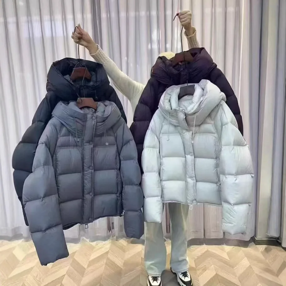 

Женская укороченная куртка-пуховик Puff 2026: новая зимняя модель с капюшоном, свободного кроя, утепленная, на белом утином пуху, теплая