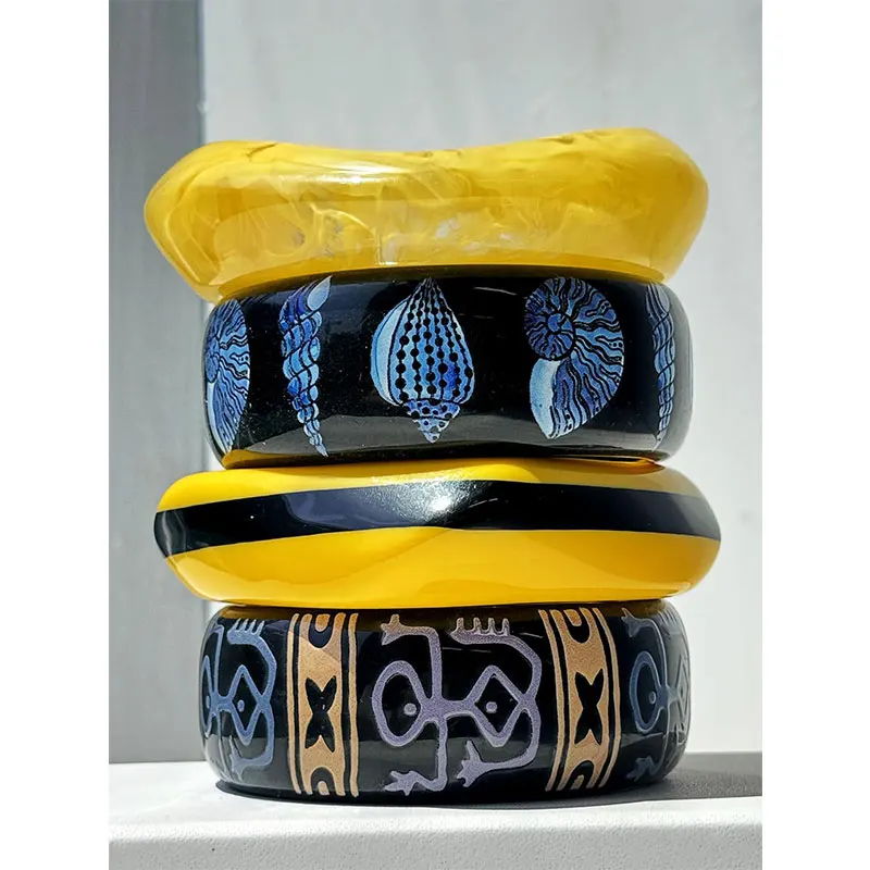 Geometrisches, unregelmäßig geformtes Harzarmband mit schwarzen gelben Streifen, abstrakten Graffiti- und blauen Muscheldrucken, Armreif HUANZHI NEU