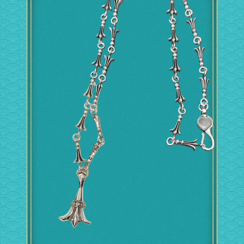 

Gothic Silver Statement Necklace: Ornate Floral-Link Chain & Detailed Pendant