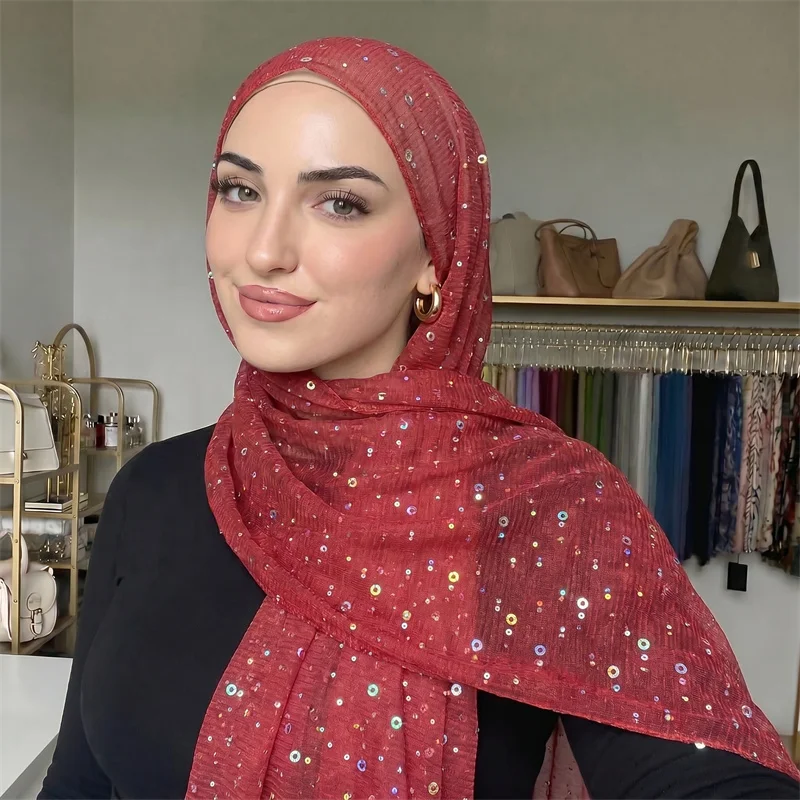Burgunderroter Polyester-Hijab mit irisierenden Pailletten, glitzernder Crinkle-Kopftuch-Schal, schimmernder muslimischer Wickelschal für Hochzeiten, Partys und formelle Anlässe – Detail 2
