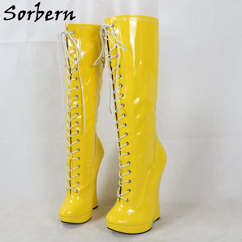 Sorbern สีเหลืองสิทธิบัตรแพลตฟอร์มรองเท้าผู้หญิงเข่าสูงแคบ WEDGE Heel Heelless เครื่องรางลาก Queen รองเท้าที่กําหนดเองลูกวัวกว้างรองเท้า
