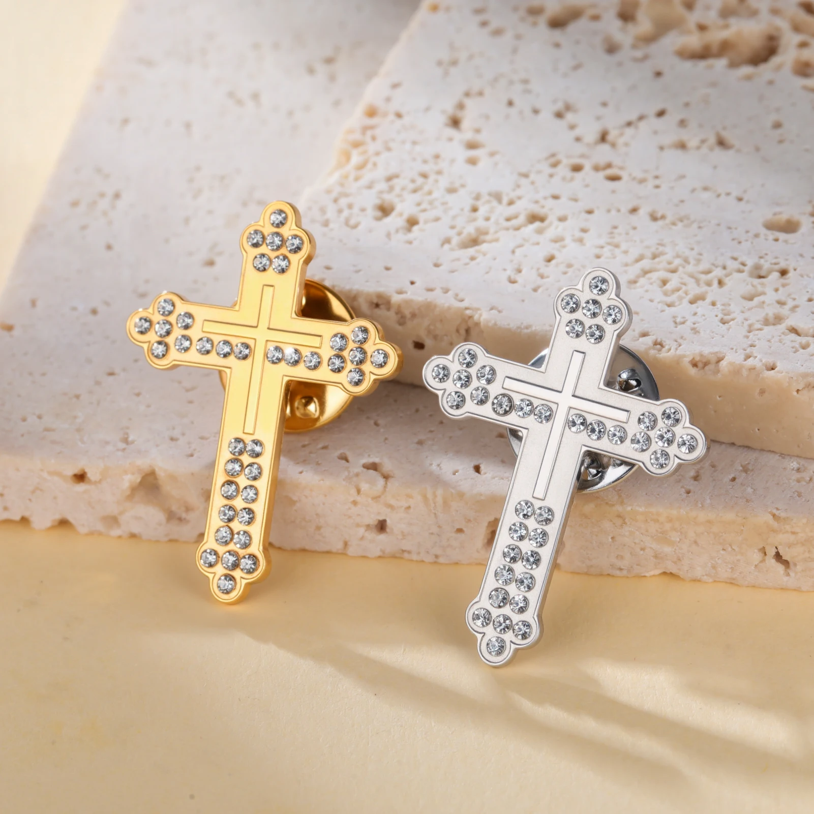 Christliche Katholische Kreuz-Anstecknadeln für Männer und Frauen Brosche mit Klaren Zirkonia Edelstahl Metall-Pins Rucksack-Abzeichen Religiöser Schmuck