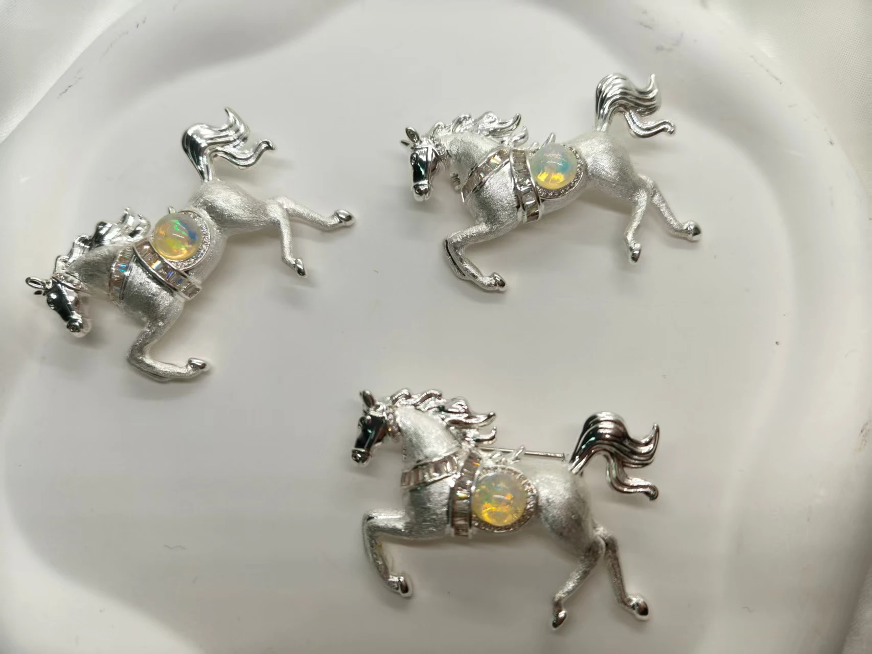 

18K White Gold Natural Opal Lucky Horse Brooch Yeach Of The Horse Mascot White Steed Pin For Women Men 2026 Blessing Jewelry