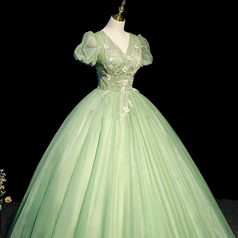 2024 Abiti stile Quinceanera verde chiaro Abito da festa con maniche a sbuffo dolce Abito da ballo classico con scollo a V Abito da ballo formale Vestido De 15 Anos