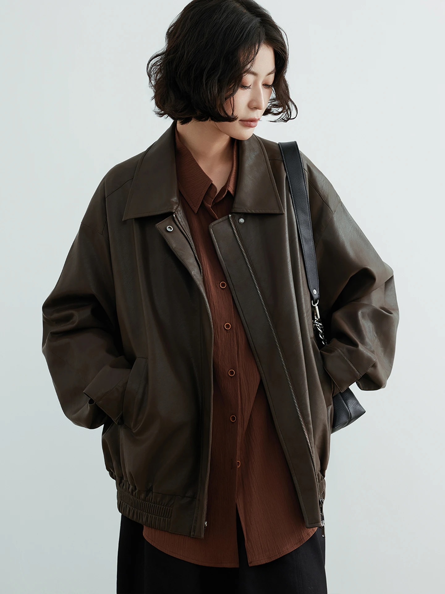 ประสบการณ์ร้านอาหารใหม่ เสื้อแจ็คเก็ตหนัง PU แบบคลาสสิก แขนยาว ซิปปิด  สำหรับสาวๆ