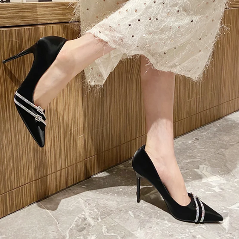 

Женские летние новые роскошные босоножки на шпильках с острым носком