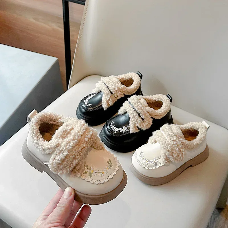 

Little Girl Leather Shoes Sweet Embroidered Winter Shoes for Children Thick Bottom Versatile Kids Causal Fashion Cotton Shoes