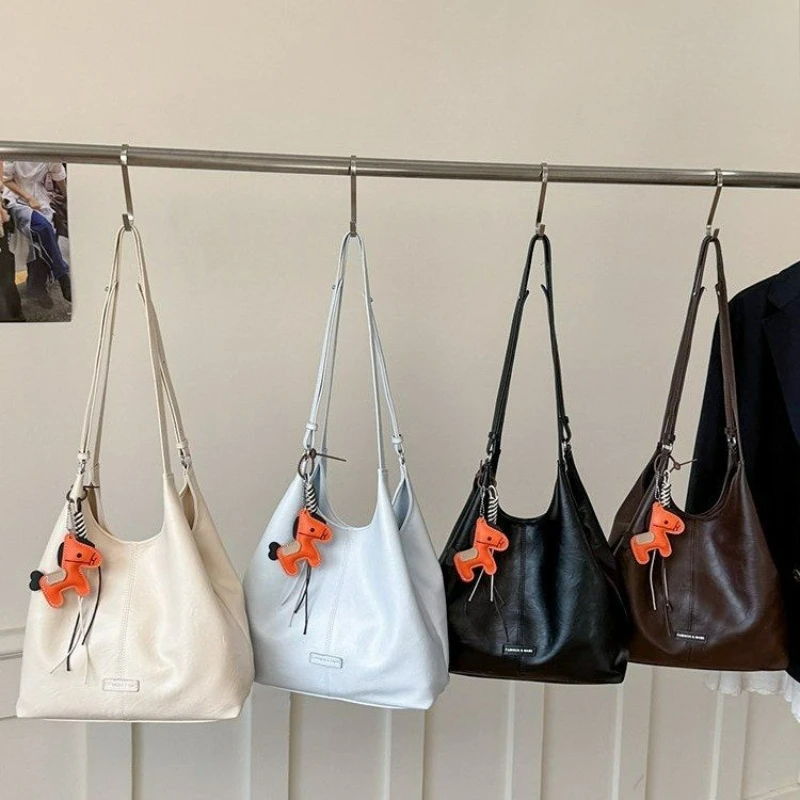 

Новая сумка-хобо CEEKAY из мягкой кожи 2026 года, повседневная сумка через плечо с подвеской в виде лошади, вместительная женская сумка-тоут