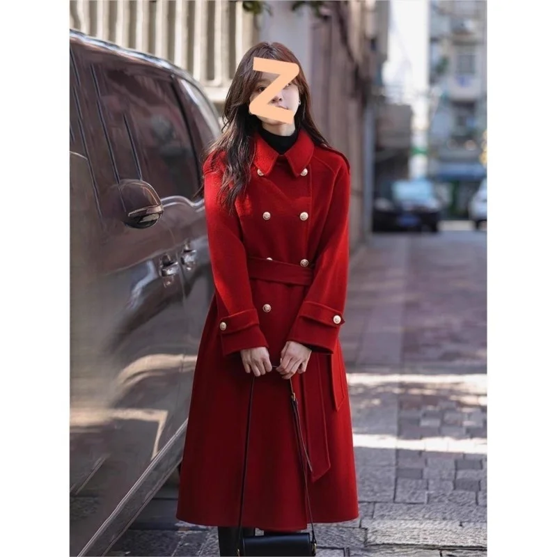 

A new style of red woolen coat with velvety and elegant