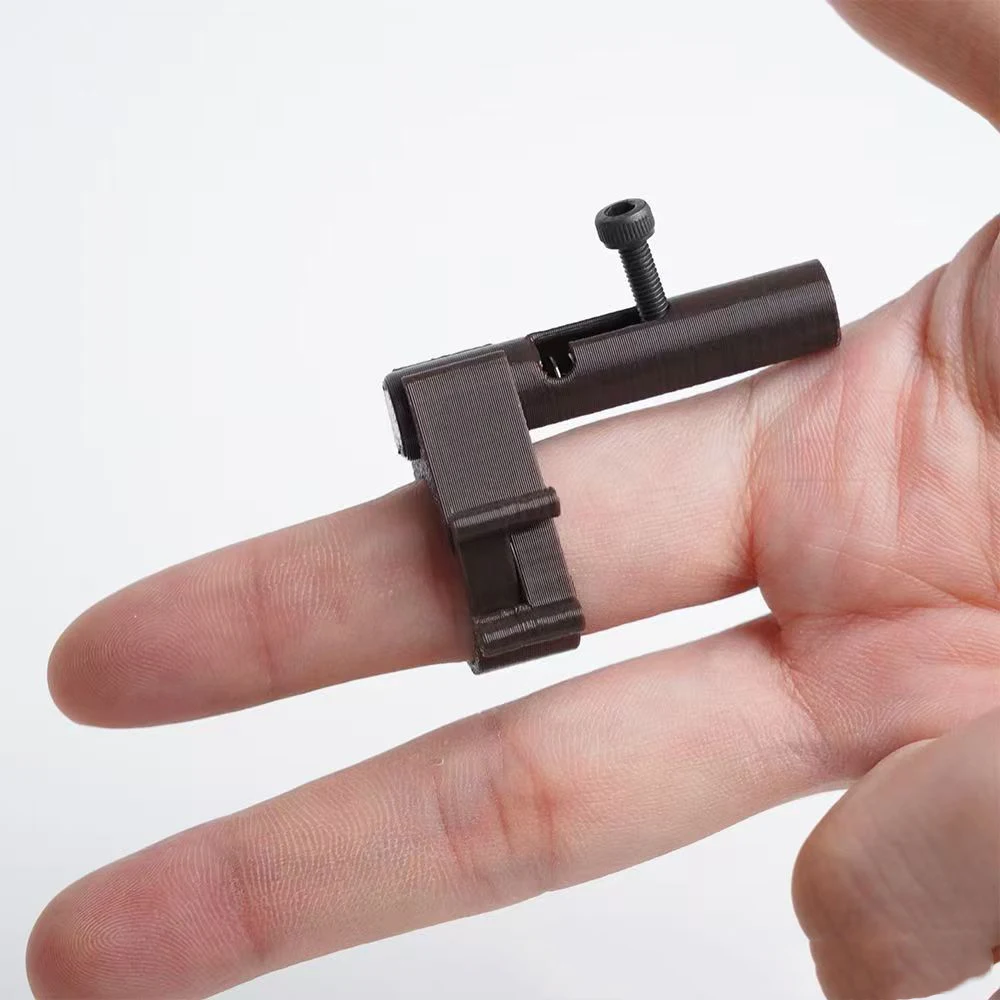 プラスチック製隠し弾丸発射器パーティーのおもちゃ、紙玉発射安全フィギュアおもちゃ、いたずら用子供向けガジェット、男性女性へのギフト