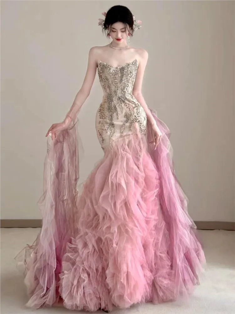 

A new pink light luxury and niche off-the-shoulder dress for toasting