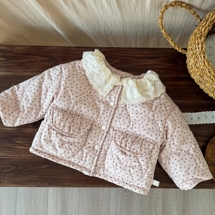 Roupas de Algodão para Meninas 2025 Outono e Inverno Novas Roupas Infantis Estilo Coreano Casaco de Algodão com Gola de Renda Floral Doce para Bebês