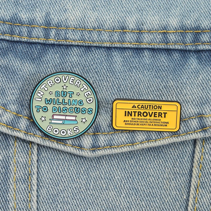 Introvertierte Emaille-Anstecknadeln, introvertiert, aber bereit, Bücher zu besprechen, Broschen, Anstecknadeln, Cartoon-Schmuck, Geschenk für Freunde