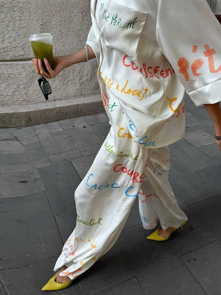 Damen Zweiteiler Set: Farbenfrohe Bluse mit Graffiti-Buchstaben-Print, Hemdkragen und Weite Hose – Urlaubskleidung – Detail 24