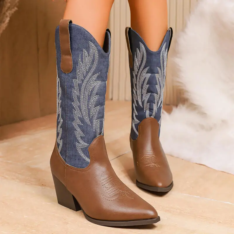 

Винтажные ковбойские сапоги в стиле вестерн из джинсовой ткани, женские зимние пикантные ботильоны на высоком каблуке с острым носком 2025, дизайнерская обувь Y2K с вышивкой