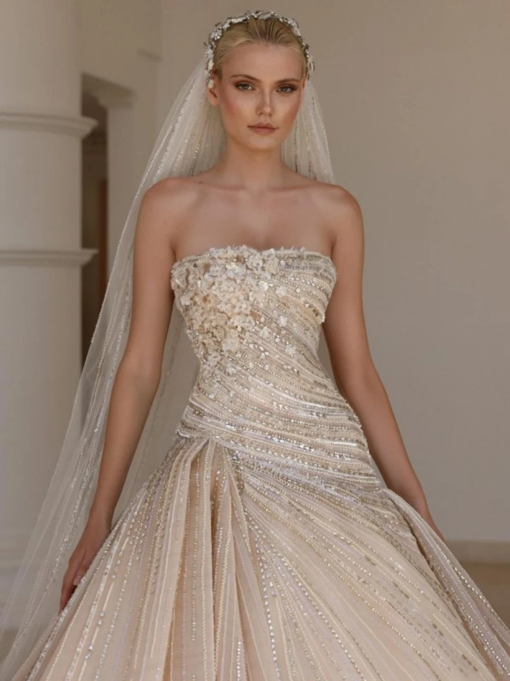 فستان زفاف فاخر مطرز بالزهور مخصص للأميرة بدون حمالات كريستال فستان زفاف أنيق ملابس عروس نسائية براقة