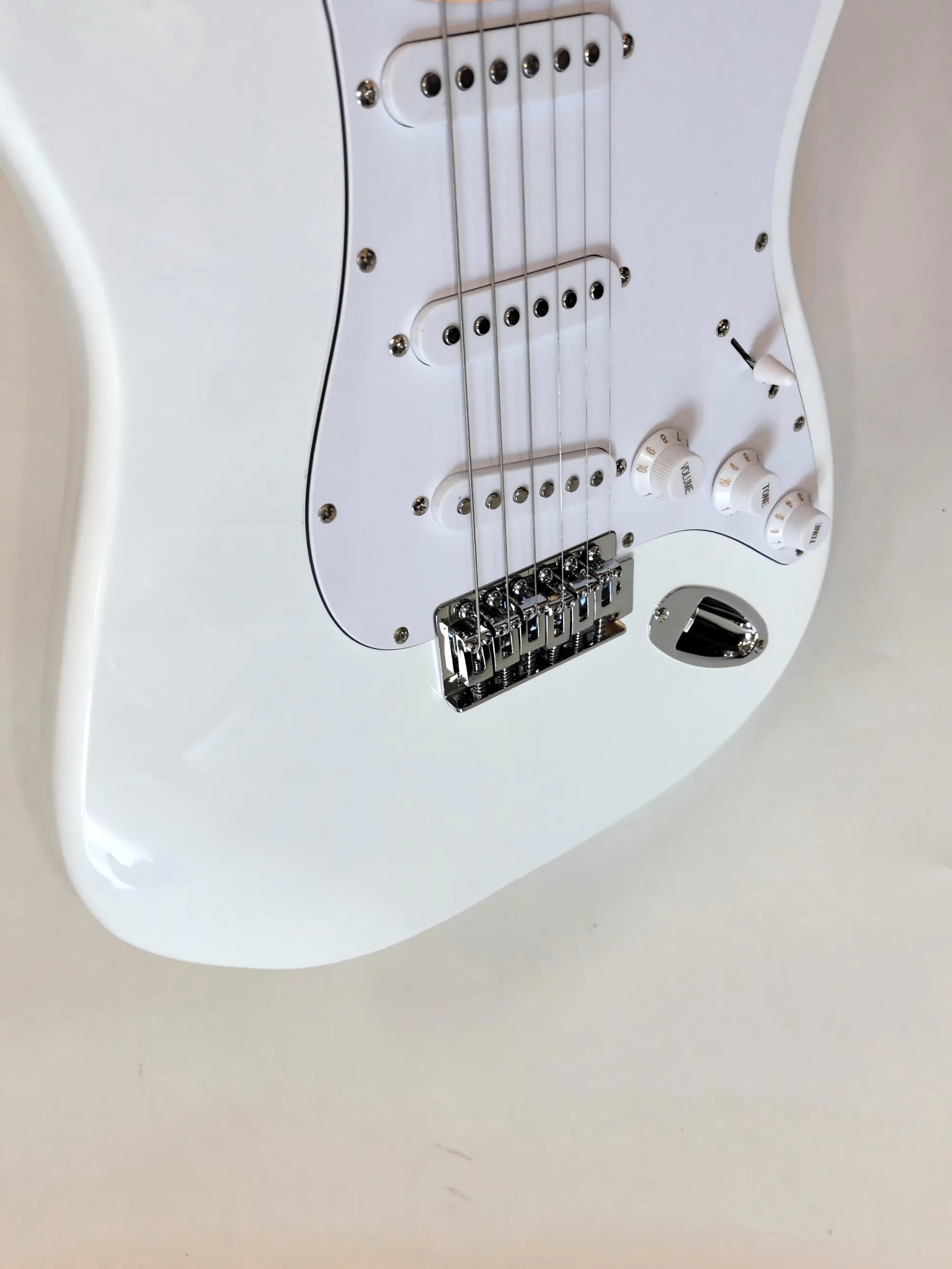 Factory directly selling, customizable, white cork 6 string electric guitar, in stock, shipped immediately upon order.