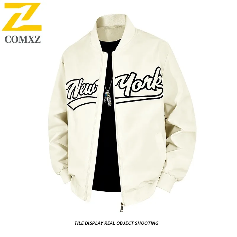سترة COMXZ للرجال مطبوعة بحروف 2025 وياقة بيسبول خفيفة الوزن عصرية للسفر في الهواء الطلق معطف مضاد للرياح سترات Preppy ملابس الشارع
