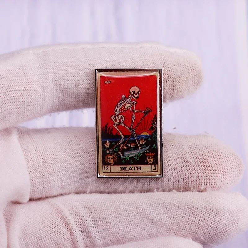 دبوس مينا بطاقة التارو الأحمر ، هيكل عظمي لحصد الأرواح وبروش المنجل ، شارة قوطية غامضة #1