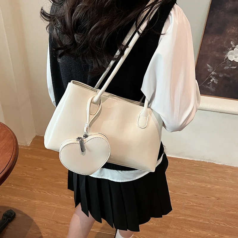 

Retro Red Underarm Bag Elegant Fashion Large Capacity Bridal Handbags Casual Commute One Shoulder Bags with Heart Small Pouch