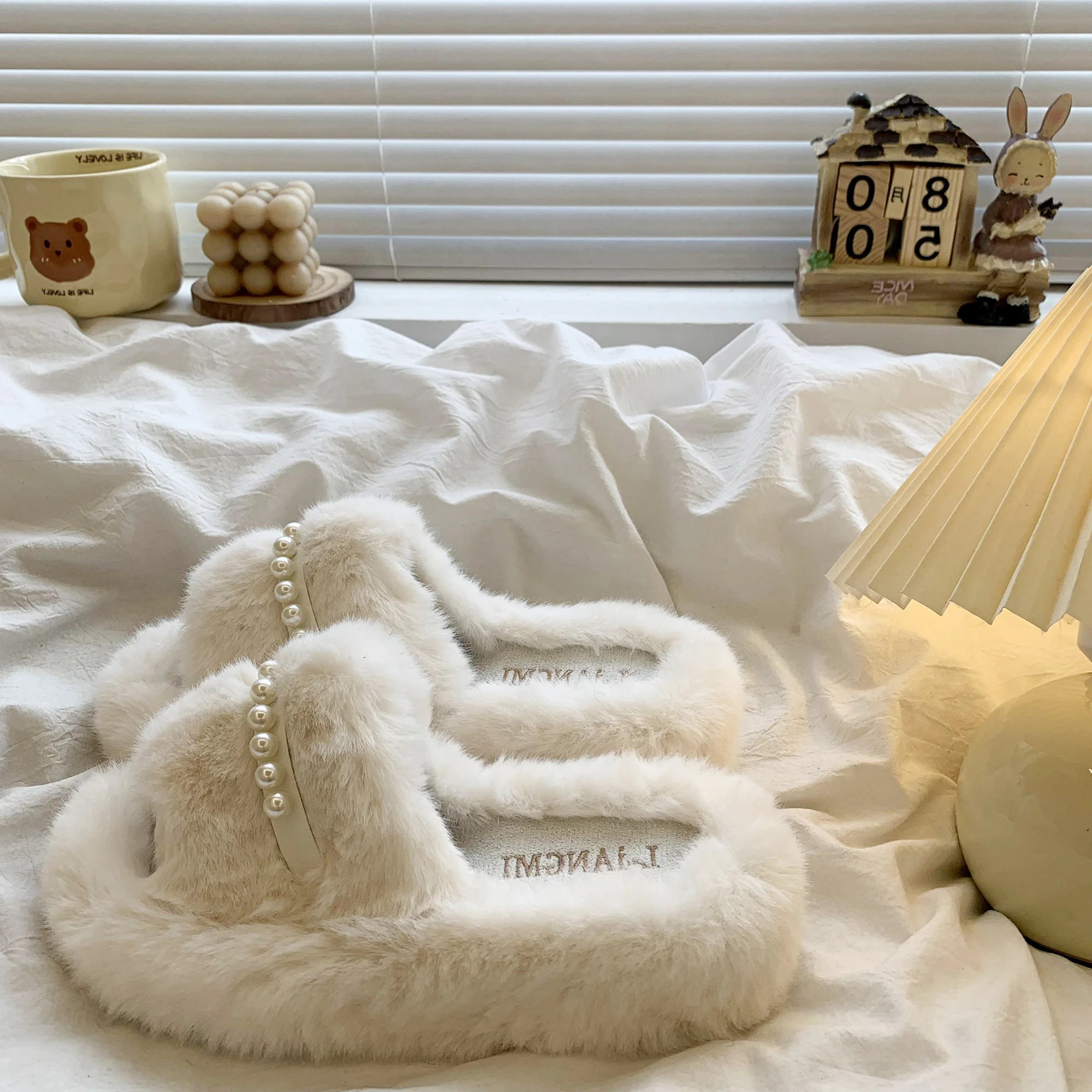 

2025 Autumn Winter New Thick-bottomed One-word Premium Cotton Slippers Women's Versatile Sweet Cute Plush Pearl Outer Slippers