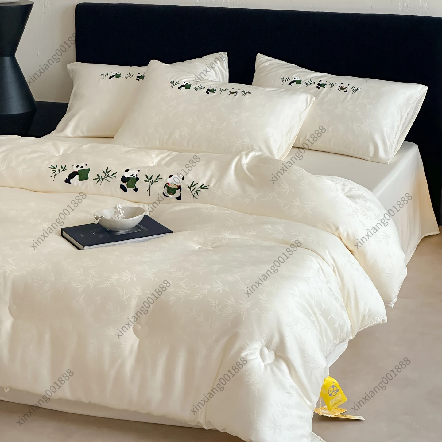 2025 New Style Bamboo Leaf Jacquard Embroidery Antibacterial Quilt Core Winter Quilt Core Printed Panda Playing with Bamboo