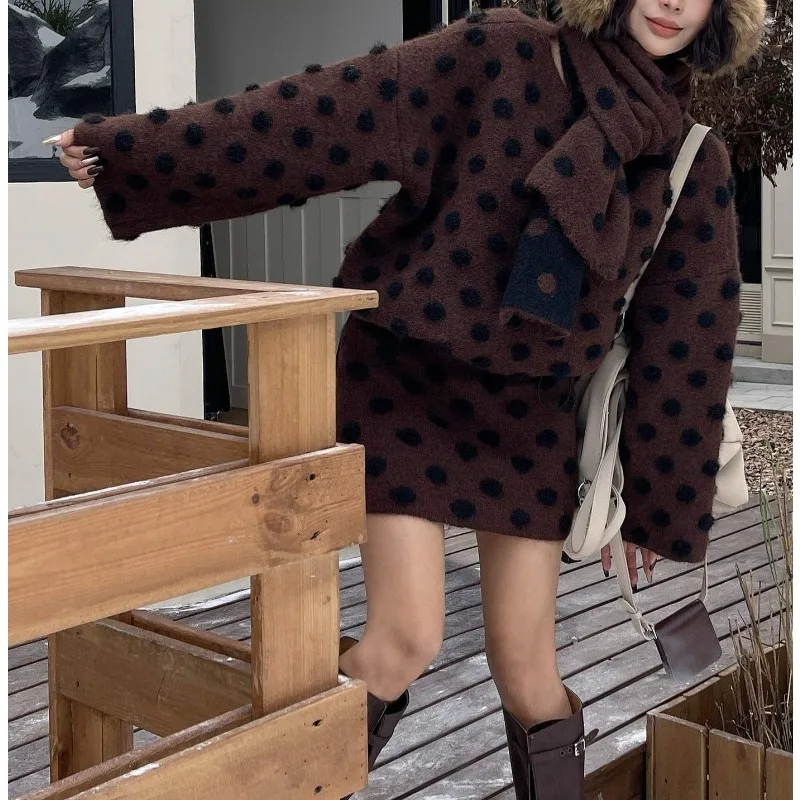 كسول الرياح منقطة المرأة محبوك سترة قصيرة تنورة وشاح ثلاث قطع مجموعة 2025 الخريف والشتاء سترة دافئة عصرية #1