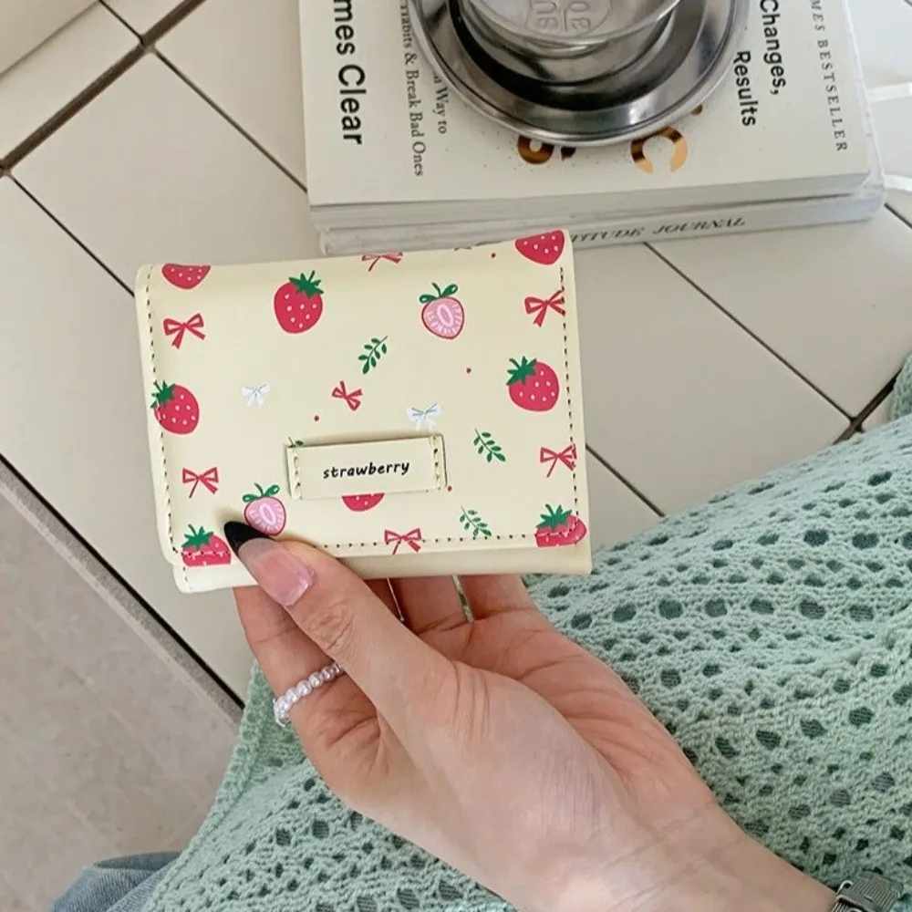 

Новый кошелек для монет с клубничным бантом и принтом, складной портативный держатель для кредитных карт, тройной зажим для денег с несколькими слотами для девочек