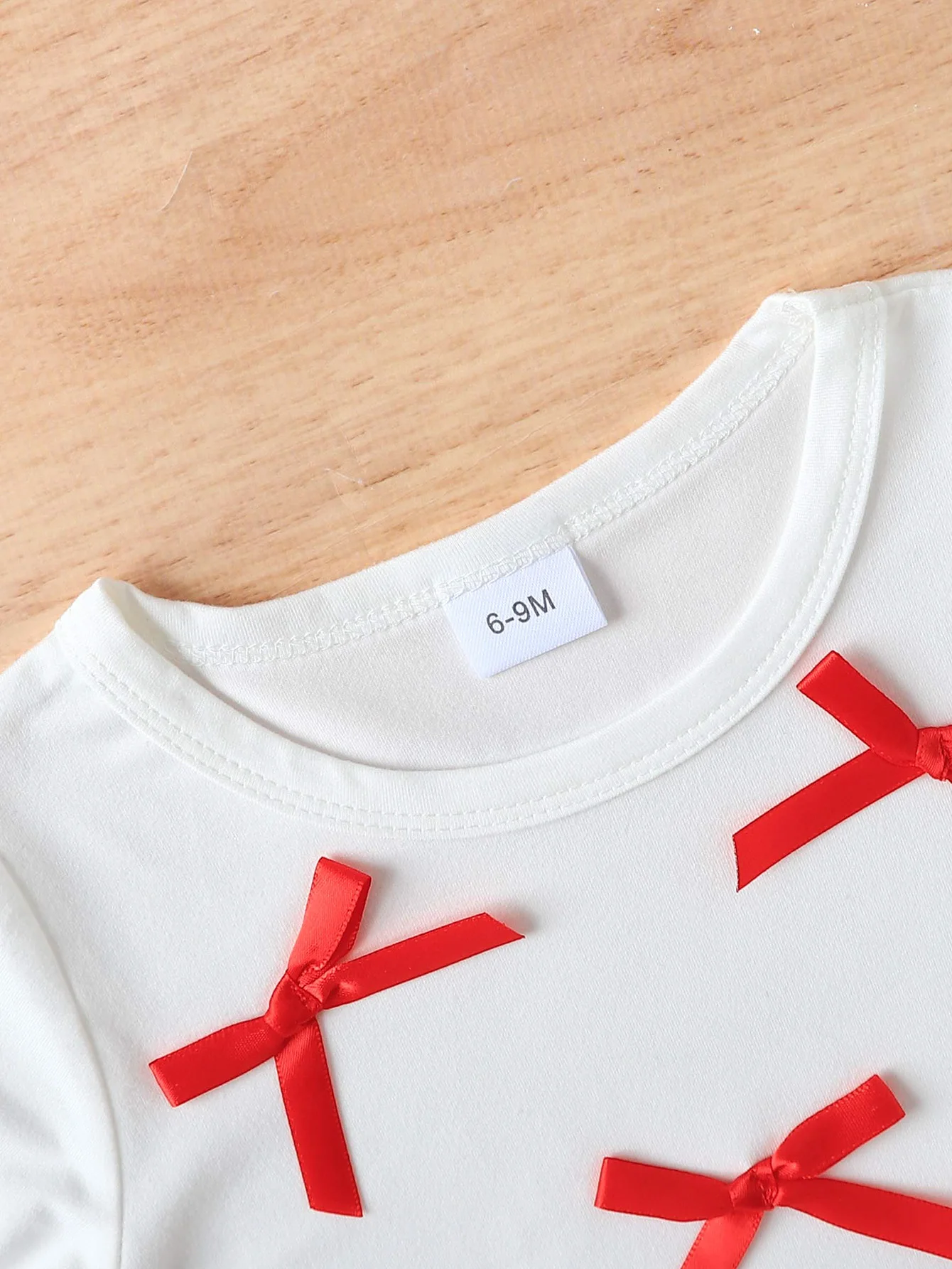 2-teiliges Herbst-/Winter-Outfit für Kleinkinder, Mädchen, 1–3 Jahre: Weißes Oberteil mit langen Ärmeln und roter Schleife + rote und weiße Karohose, süß und niedlich. – Detail 3