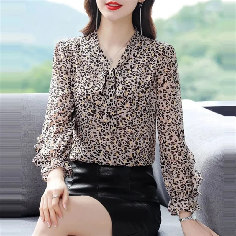 Blusa informal de gasa con estampado de leopardo para mujer, camisa de manga larga con cuello de pico y lazo, Top holgado elegante de moda coreana