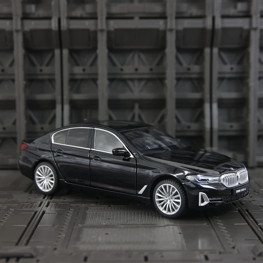 1:24 Simula el modelo de coche de aleación BMW 530Li con puertas, capó de motor y maletero que puede abrir rico en detalles, finamente elaborado