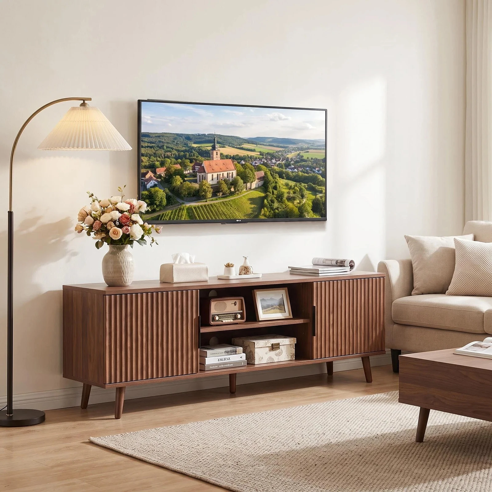 Meuble TV moderne de style mid-century à structure nervurée pour salon, centre de divertissement de 138 cm avec étagères ouvertes et 2 armoires, console TV en noyer avec gestion des câbles, meuble de rangement multimédia pour chambre à coucher, construction robuste en bois à 5 pieds.