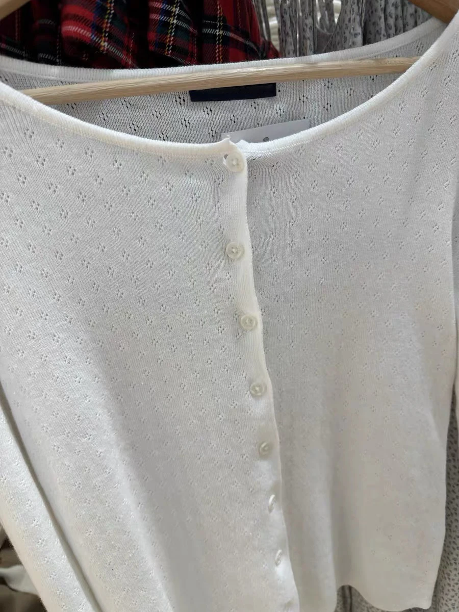 เสื้อคาร์ดิแกนถักตาข่ายสีขาวสำหรับผู้หญิง ฤดูใบไม้ร่วง คอวี ติดกระดุมแถวเดียว ผ้าฝ้ายถัก สไตล์หวาน เรียบง่าย สไตล์พรีปปี้ เสื้อสเวตเตอร์ Y2k