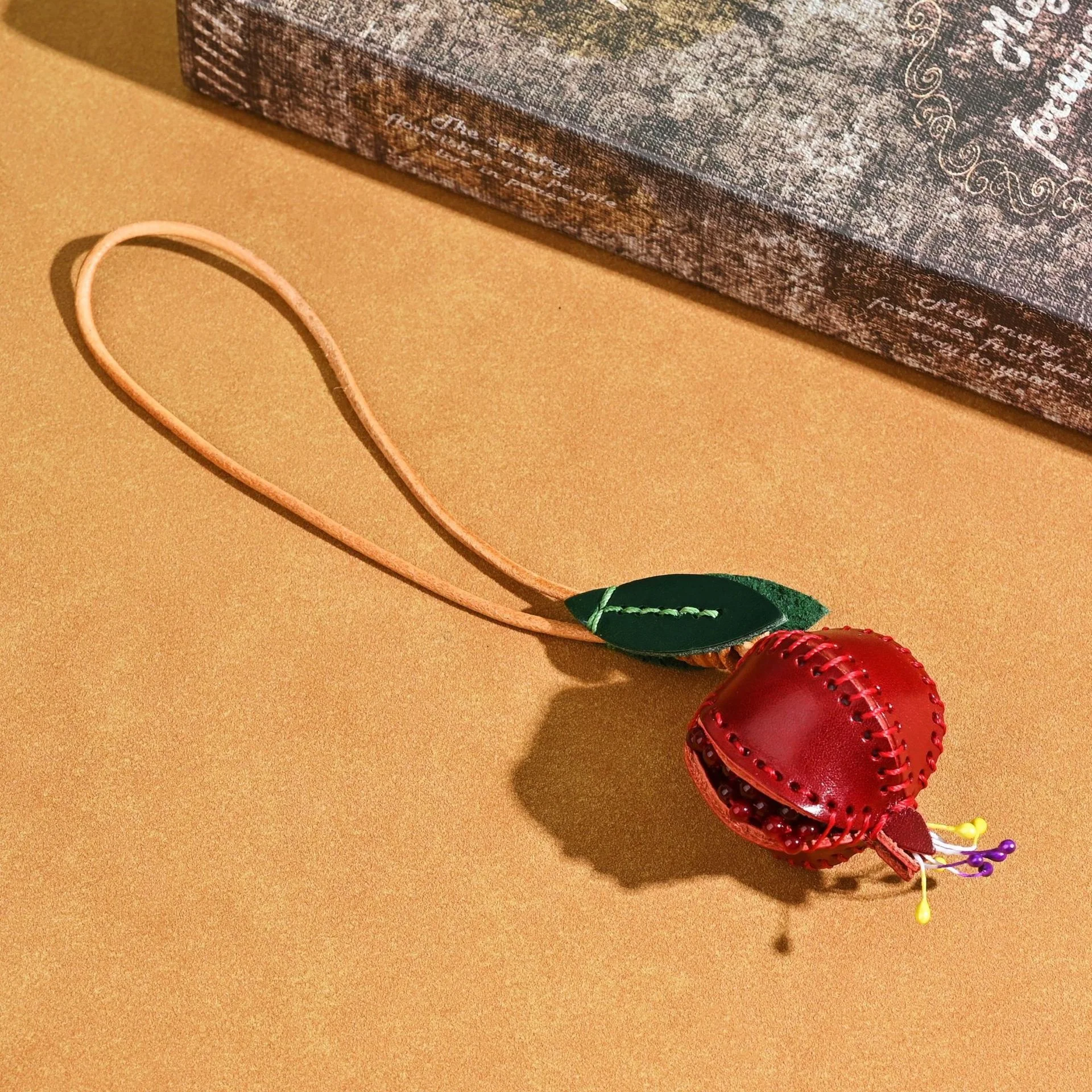 high-end-hand-stitched-vegetable-tanned-leather-pendant-pomegranate-full-grain-cowhide-car-bag-accessory