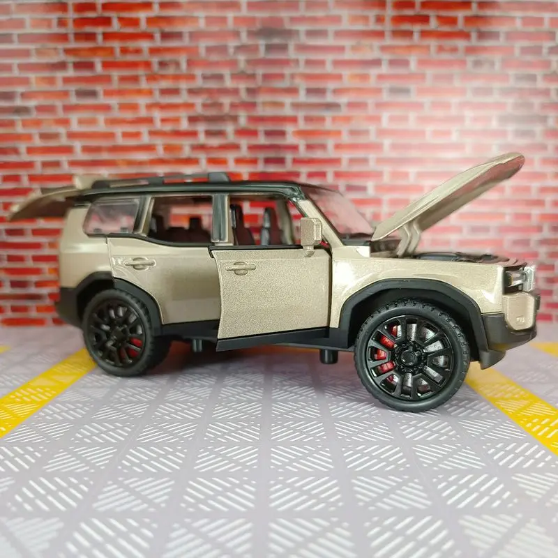 1:32 Toyota Prado 2024 liga modelo de carro ornamento, portas e capô do motor, porta-malas pode ser aberto para brinquedos infantis