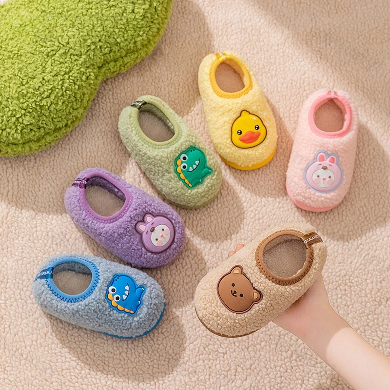 

Милая противоскользящая теплая плюшевая хлопковая обувь на мягкой подошве для малышей, осень/зима 2025 г., детская домашняя повседневная обувь, детские домашние тапочки