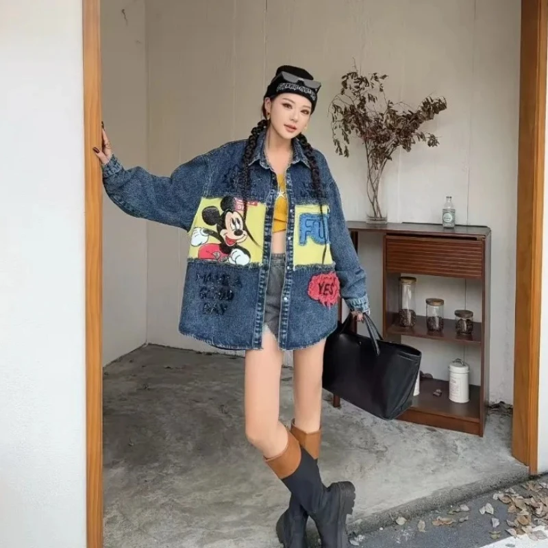 Giacca di jeans vintage: stampa grafica colorata e dettagli con lettere, capispalla casual oversize per lo streetwear quotidiano e lo stile per il tempo libero