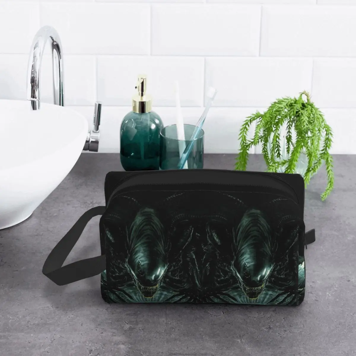 Alien Vs Predator Horror Science Fiction Comics Makeup Bag Cosmetic Storage Dopp Kit Toiletry Cosmetic Bag for Women Beauty