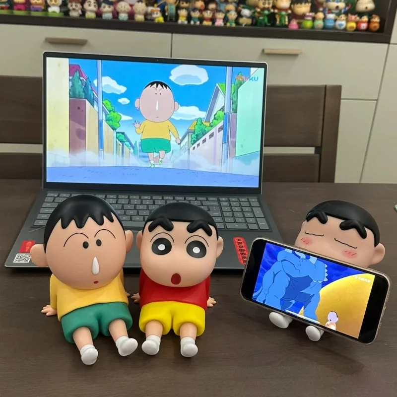 Nowa kredka Shin-chan figurka leniwy uchwyt na telefon komórkowy Nohara Shinnosuke Anime figurka kolekcja pcv zabawki modele prezenty dla dzieci