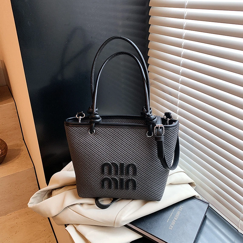 

Luxury zipper shoulder bag with letter logo, casual leather fashionable trendy handbag, elegant women's crossbody bag
