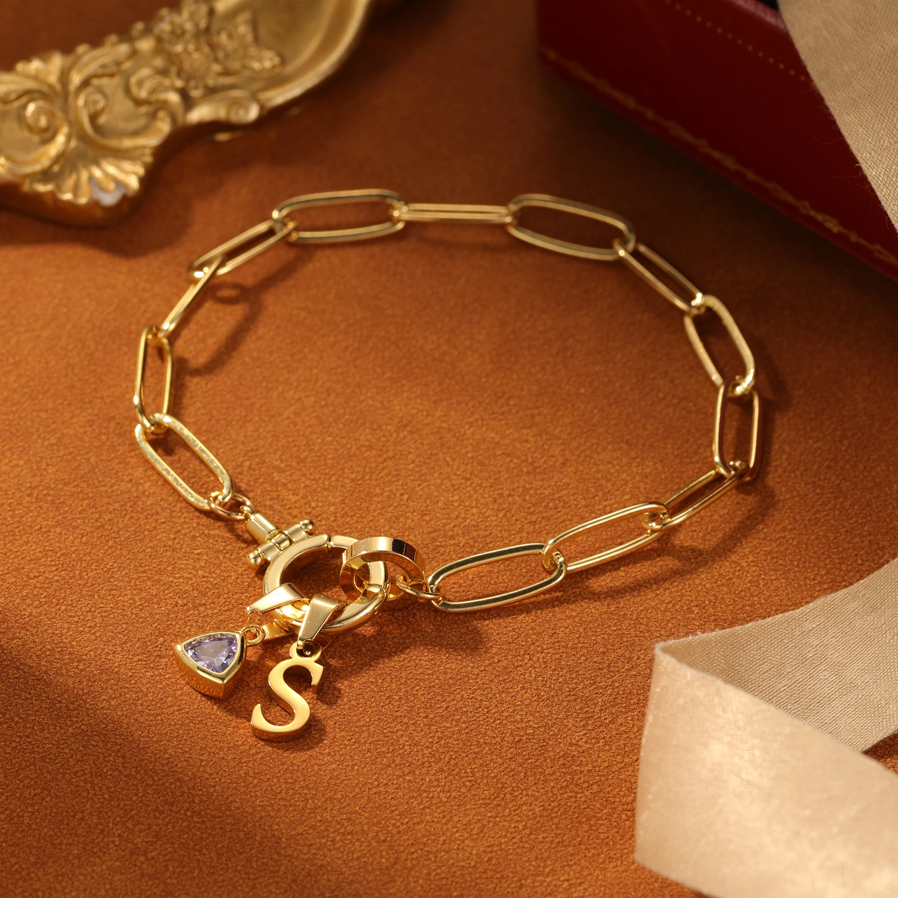 

Персонализированный браслет с буквами и скрепочкой, индивидуальный треугольный браслет с камнем, идеальный рождественский подарок для лучшего друга, дочки, подарок